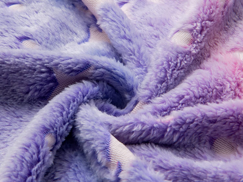 Hanorac patura cu gluga si maneci, Zola®, insertii fosforescente, 80 x 70 cm, calduros si pufos, buzunar spatios, model unicorni si stelute, violet Hanorac patura cu gluga si maneci, Zola®, insertii fosforescente, 80 x 70 cm, calduros si pufos, buzunar spatios, model unicorni si stelute, violet